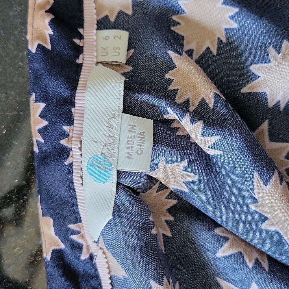 *SOLD* Boden Harriet Printed Bishop Sleeve Matte Satin Blouse Sz2 - Picture 4 of 9
